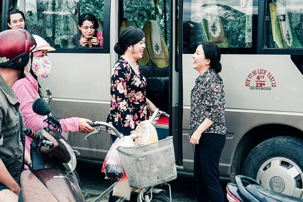 Hoài Linh cầm ghế nhựa dọa đánh Ngân Quỳnh vì giành khách-6