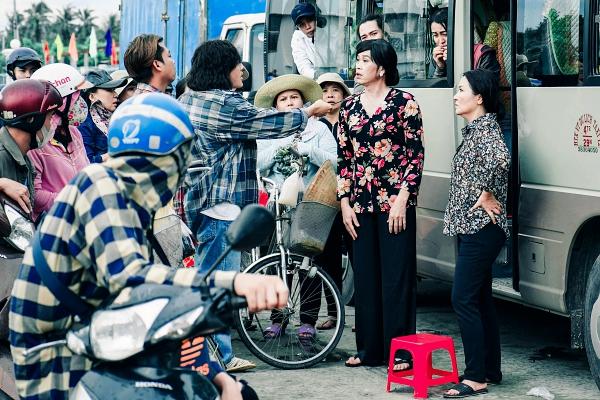 Hoài Linh cầm ghế nhựa dọa đánh Ngân Quỳnh vì giành khách-8