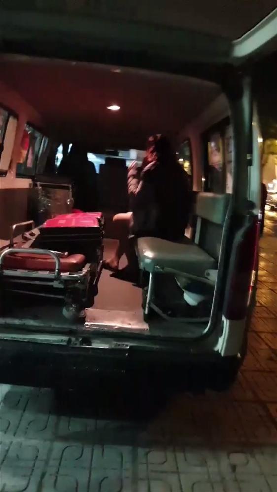 Vụ trẻ sơ sinh rơi ở chung cư Linh Đàm: Đưa cô gái trẻ nghi mẹ cháu bé vào bệnh viện-1