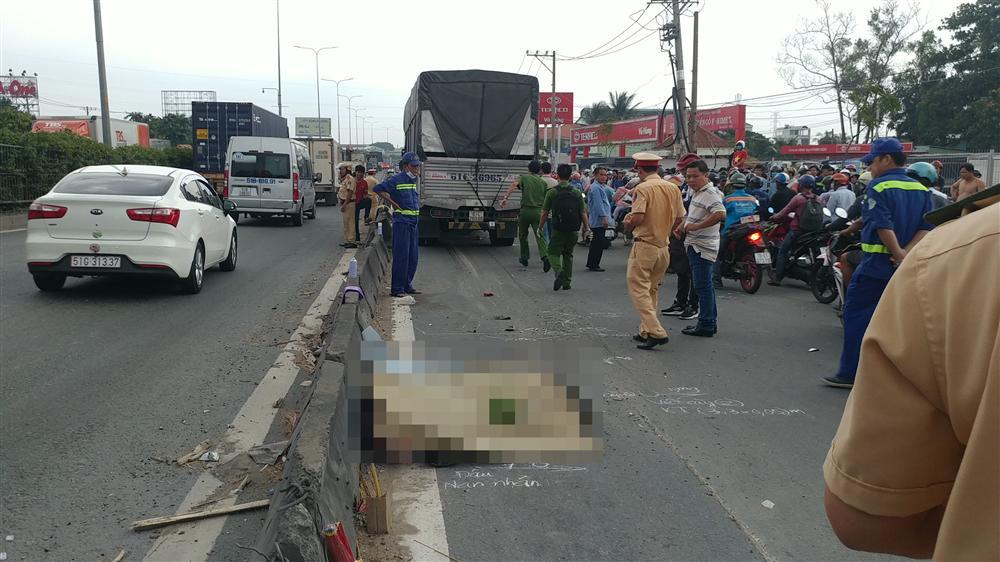 TP.HCM: Xe tải lao dốc đâm liên hoàn, 2 người chết tại chỗ-3