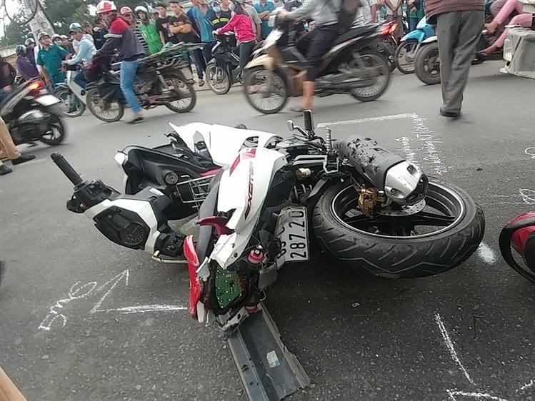 Đổ bùn đất giữa đường gần sân bay Nội Bài, nhiều ô tô tông nhau liên hoàn-3