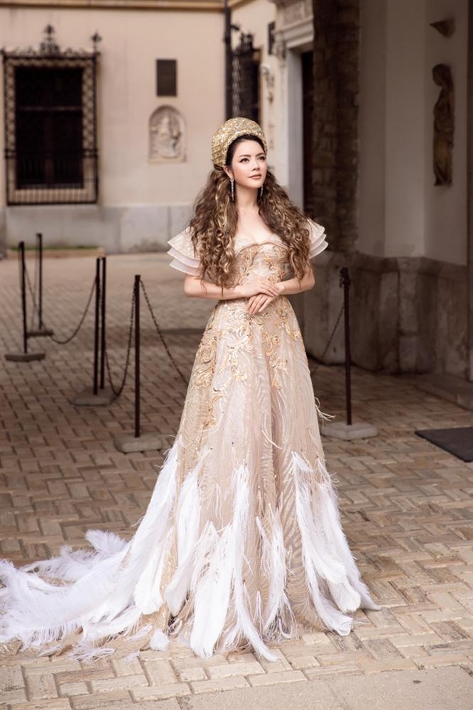 Lý Nhã Kỳ hóa thân thành nữ hoàng lộng lẫy giữa rừng mỹ nhân chăm chăm khoe vòng 1-4