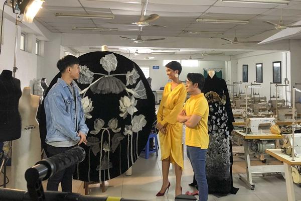 Lộ diện 6 quốc phục của HHen Niê: Sản phẩm nào sẽ được lựa chọn chinh chiến Miss Universe 2018?-11