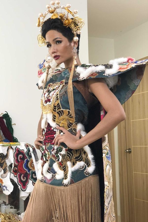 Lộ diện 6 quốc phục của HHen Niê: Sản phẩm nào sẽ được lựa chọn chinh chiến Miss Universe 2018?-14