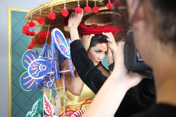 Lộ diện 6 quốc phục của HHen Niê: Sản phẩm nào sẽ được lựa chọn chinh chiến Miss Universe 2018?-17