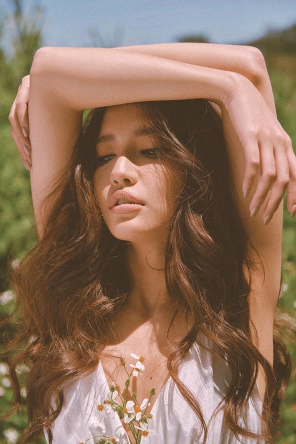 Sau khi bỏ Bùa yêu, Bích Phương đốt mắt fan với hình ảnh nữ hoàng thị phi quyến rũ-2