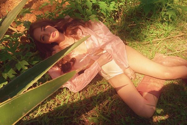 Sau khi bỏ Bùa yêu, Bích Phương đốt mắt fan với hình ảnh nữ hoàng thị phi quyến rũ-7