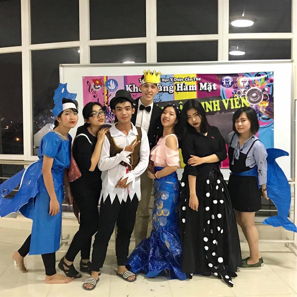 Bác sĩ răng hàm mặt tương lai mang 3 dòng máu, cao 1,86 m-4