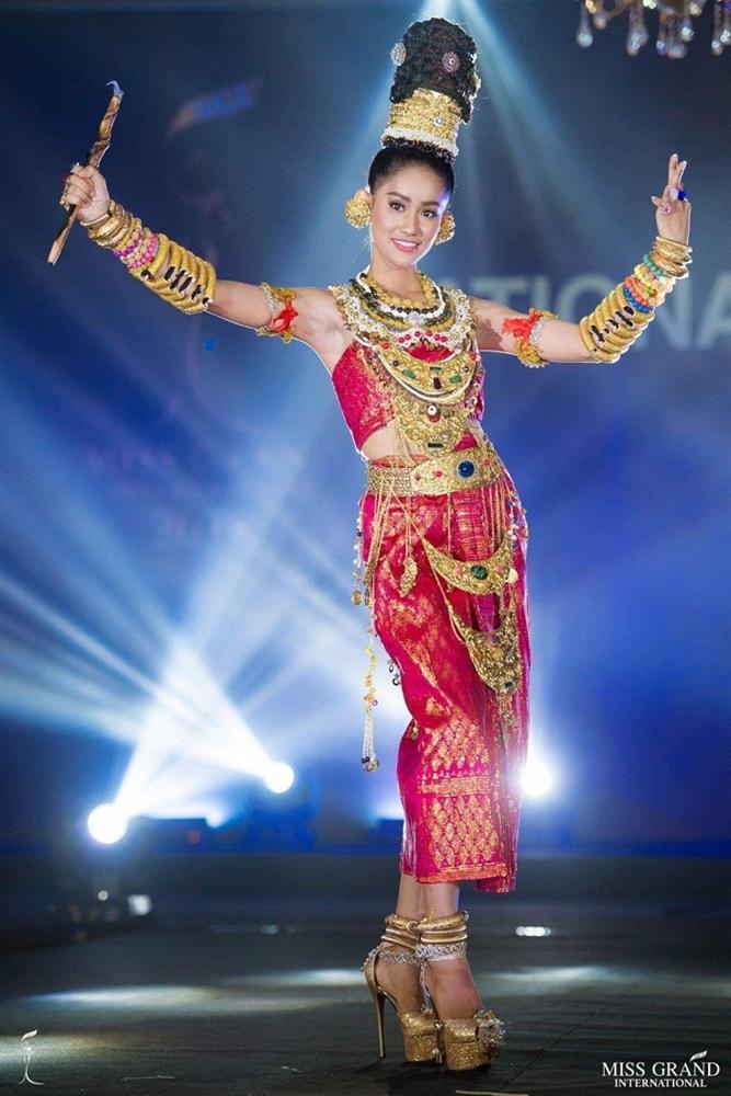 Lọt top 5 bình chọn, Áo dài của Bùi Phương Nga có cơ hội thắng giải quốc phục tại Miss Grand 2018-1