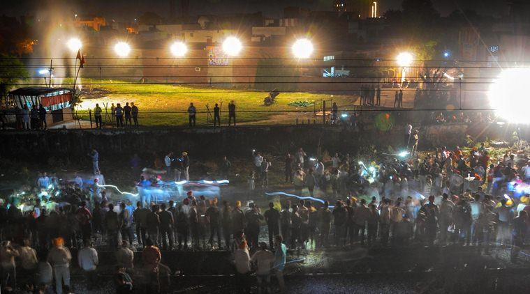 Thi thể nạn nhân la liệt sau vụ tàu hỏa cán qua đám đông ở Ấn Độ-1