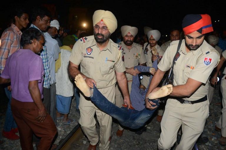 Thi thể nạn nhân la liệt sau vụ tàu hỏa cán qua đám đông ở Ấn Độ-6