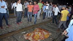 Thi thể nạn nhân la liệt sau vụ tàu hỏa cán qua đám đông ở Ấn Độ