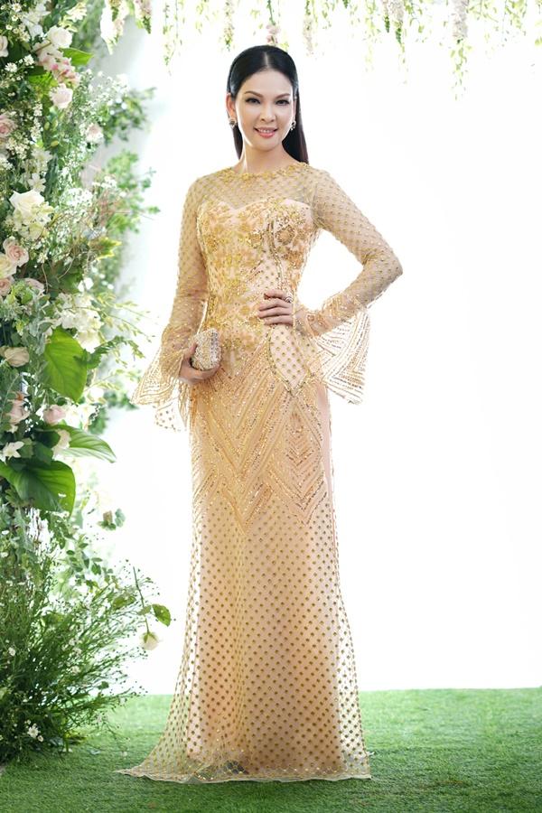 Người đàn bà không tuổi Thủy Hương đẹp không tì vết trong trang phục áo dài-1