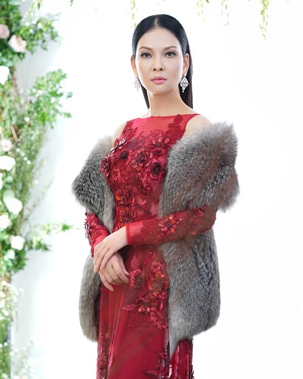 Người đàn bà không tuổi Thủy Hương đẹp không tì vết trong trang phục áo dài-4