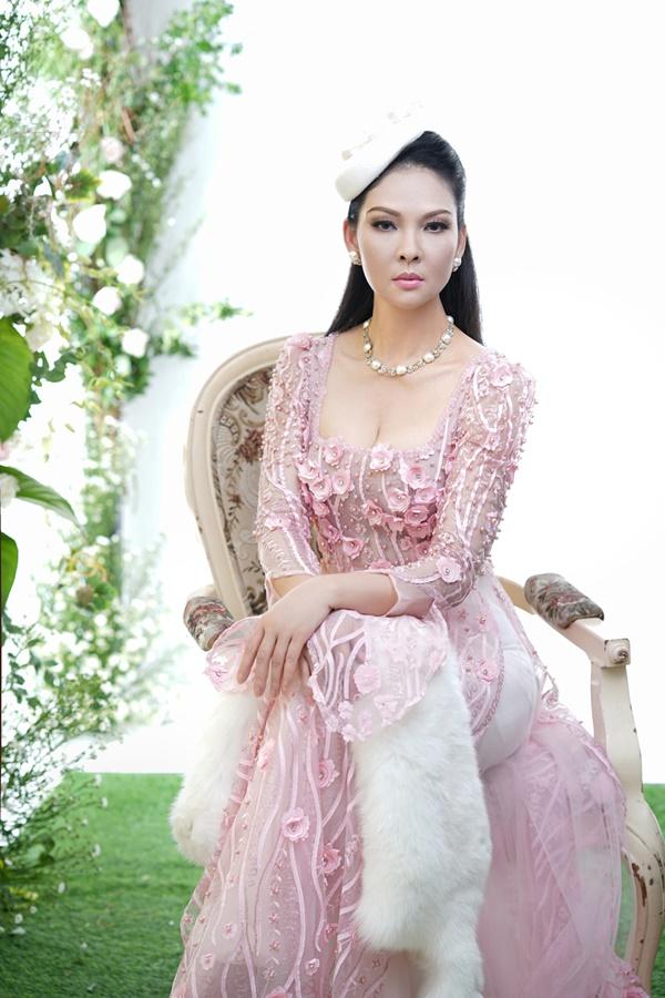 Người đàn bà không tuổi Thủy Hương đẹp không tì vết trong trang phục áo dài-5