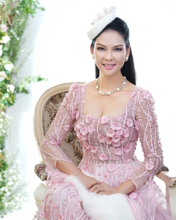 Người đàn bà không tuổi Thủy Hương đẹp không tì vết trong trang phục áo dài-6