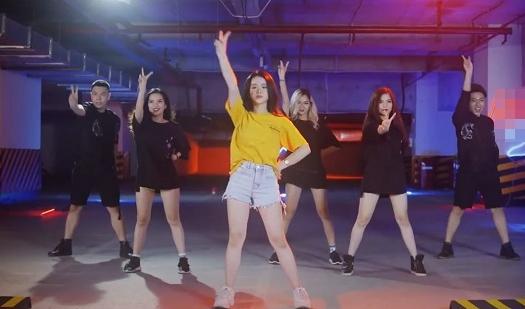 Ai thích chê cứ chê, loạt hotface Việt vẫn hồn bay phách lạc với vũ điệu của Linh Ka trong MV chứa đồ chơi tình dục-1