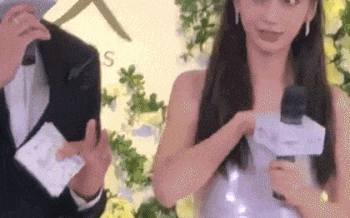 Angela Baby gặp sự cố tuột váy vì vóc dáng gầy gò-1