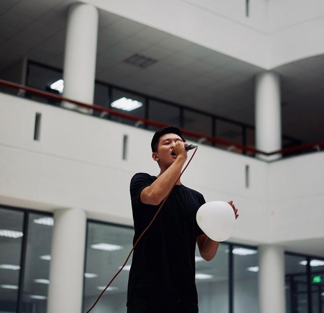 Nam sinh Cần Thơ hát và thả bóng khắp trường tặng bạn nữ ngày 20/10-1