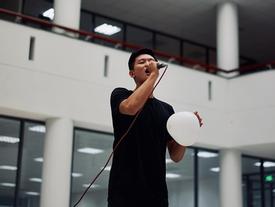 Nam sinh Cần Thơ hát và thả bóng khắp trường tặng bạn nữ ngày 20/10 Nam sinh Cần Thơ hát và thả bóng khắp trường tặng bạn nữ ngày 20/10