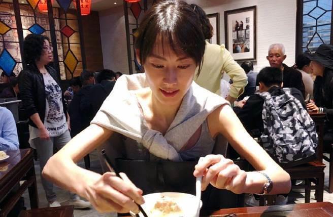 Chia tay tỷ phú, Lương Lạc Thi gầy gò, chịu gánh nặng con cái-1