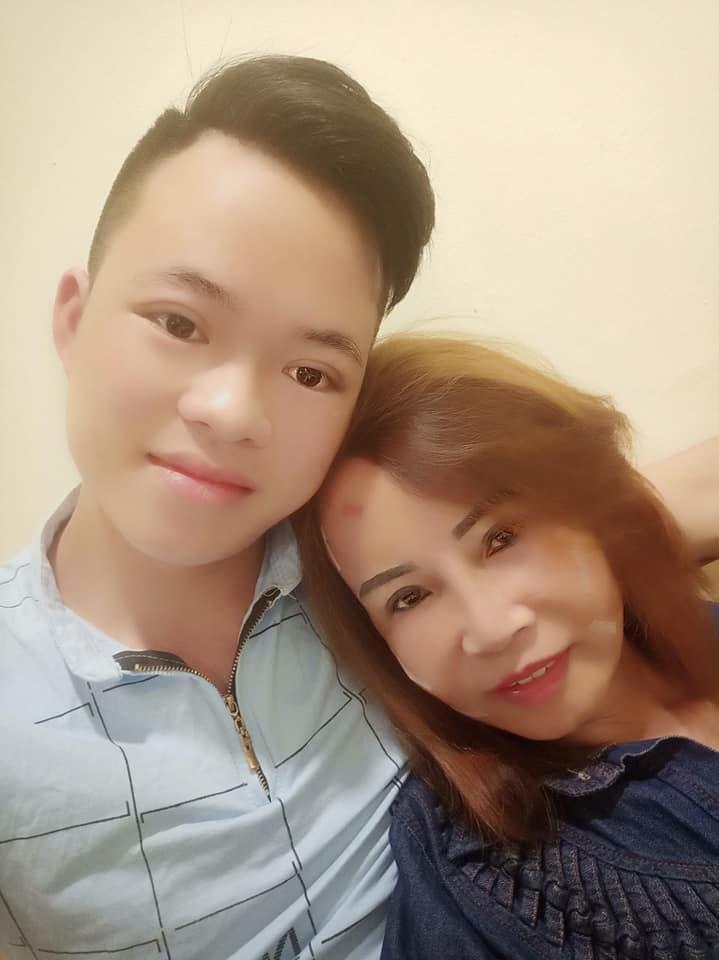 Cô dâu 61 tuổi thẩm mỹ trẻ đẹp thế rồi, chồng 26 còn chơi lớn hơn khi dành dụm tiền tặng vợ kim cương-1