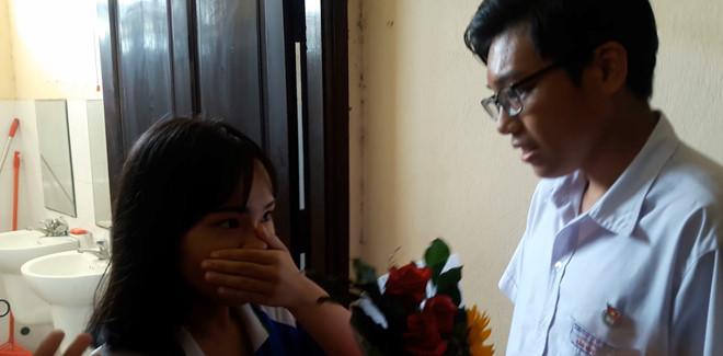 Cả trường vây kín nhà vệ sinh xem nam sinh Đà Nẵng tỏ tình dịp 20/10-3