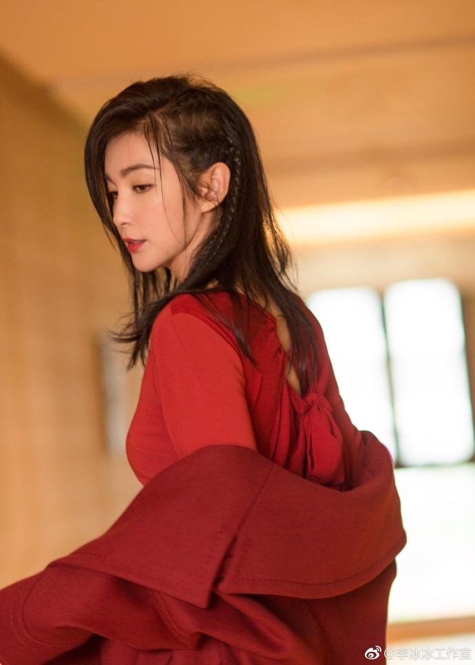 Lý Băng Băng mặc áo xuyên thấu, khoe thân hình gợi cảm tuổi U50-5