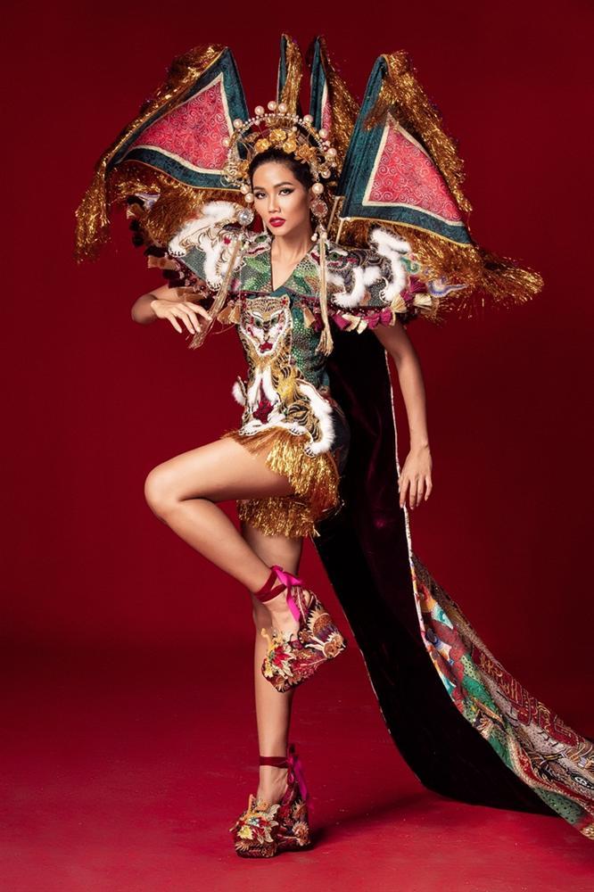 Không phải sốt ruột chờ nữa, HHen Niê chính thức công bố quốc phục nét căng tại Miss Universe 2018-6