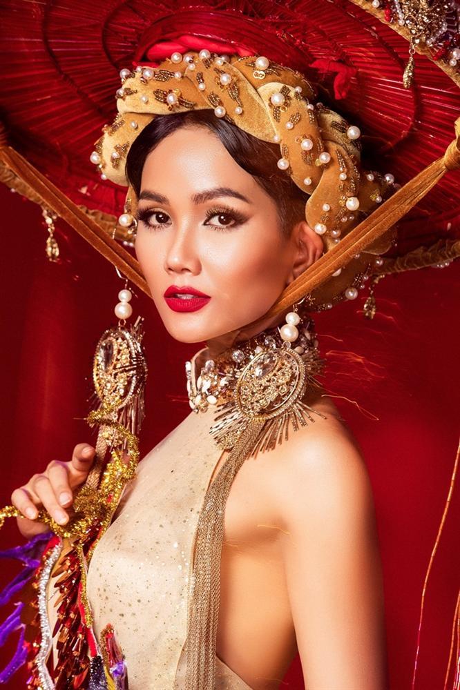 Không phải sốt ruột chờ nữa, HHen Niê chính thức công bố quốc phục nét căng tại Miss Universe 2018-9