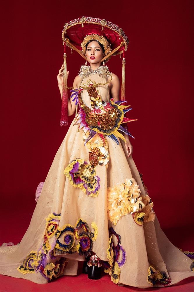 Không phải sốt ruột chờ nữa, HHen Niê chính thức công bố quốc phục nét căng tại Miss Universe 2018-8