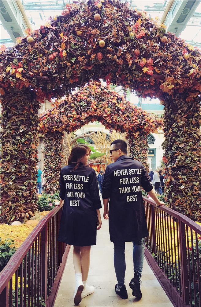 Suốt ngày diện đồ đôi tình tứ, showbiz Việt có ai thân thiết như cặp ông bầu Vũ Khắc Tiệp - gà cưng Ngọc Trinh-7