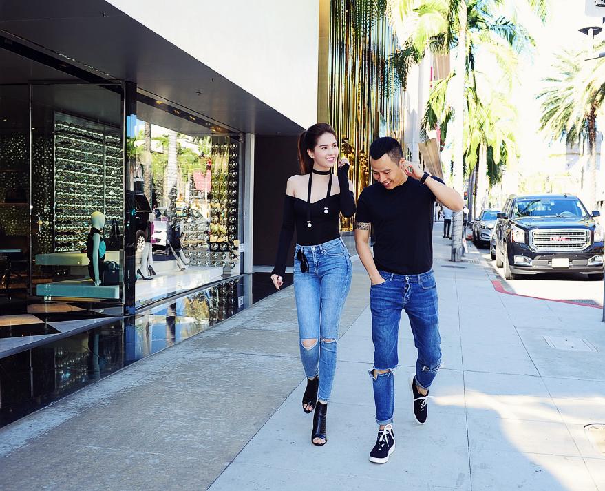 Suốt ngày diện đồ đôi tình tứ, showbiz Việt có ai thân thiết như cặp ông bầu Vũ Khắc Tiệp - gà cưng Ngọc Trinh-9