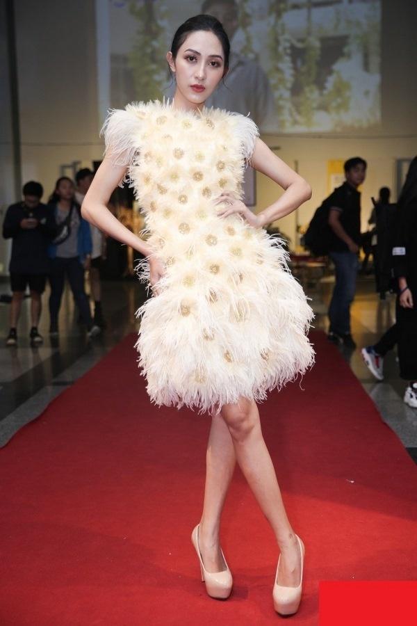 SAO MẶC XẤU tuần qua: Xuất hiện nhân tố mới lên đồ còn thảm họa hơn Hoàng Thùy Linh-1