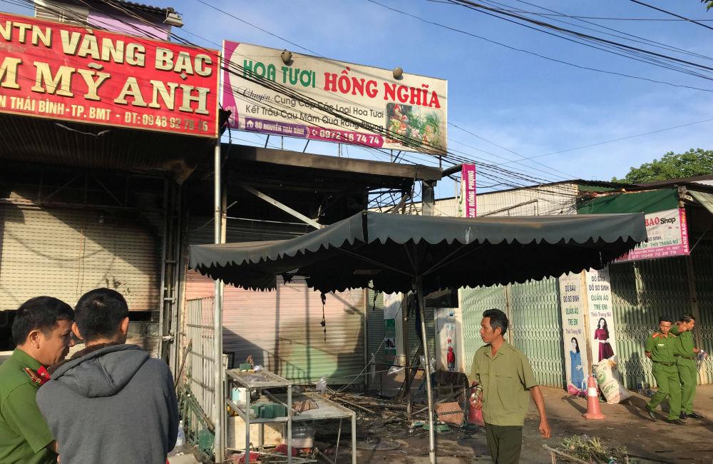 Đắk Lắk: 2 cô gái chết ngạt trong cửa hàng hoa bị thiêu rụi-1