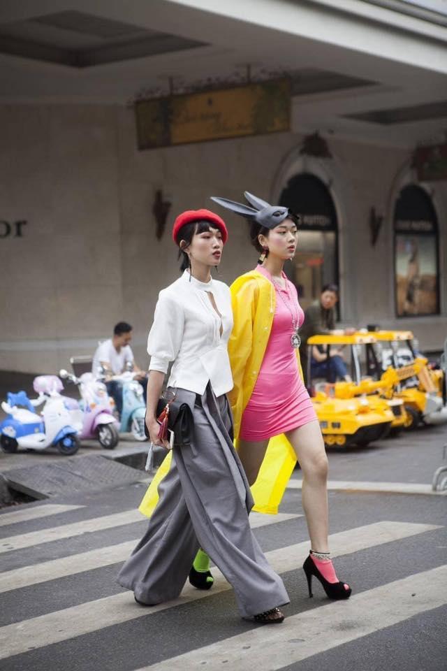 Giới trẻ chào sân Vietnam International Fashion Week bằng loạt street style không thể ĐỘC DỊ hơn-3