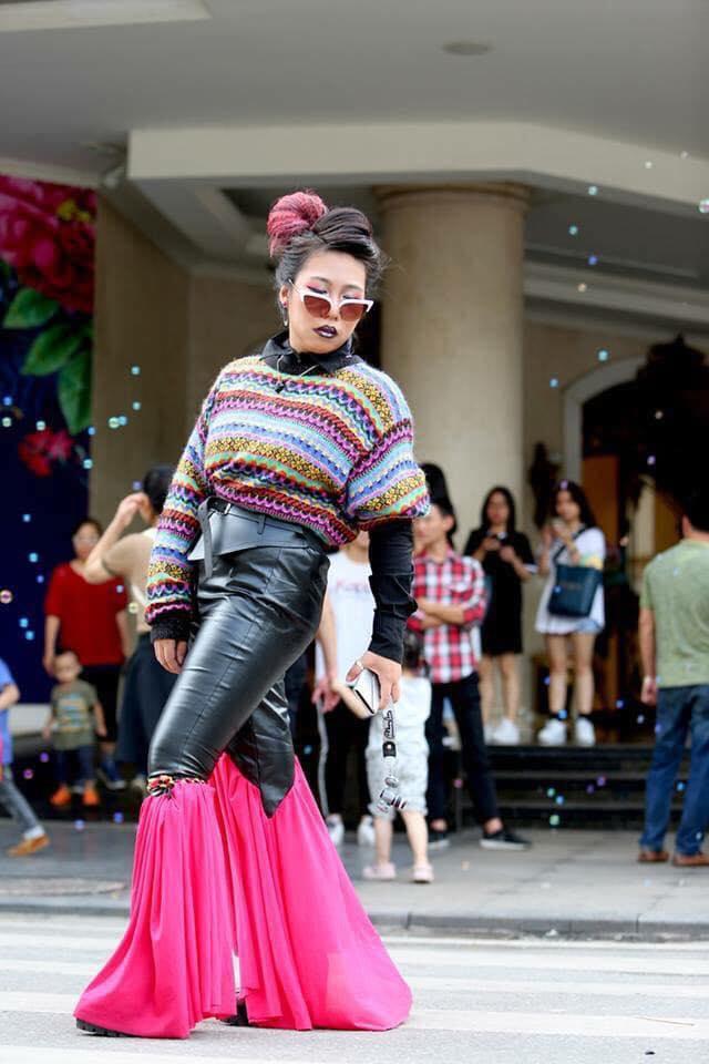 Giới trẻ chào sân Vietnam International Fashion Week bằng loạt street style không thể ĐỘC DỊ hơn-2