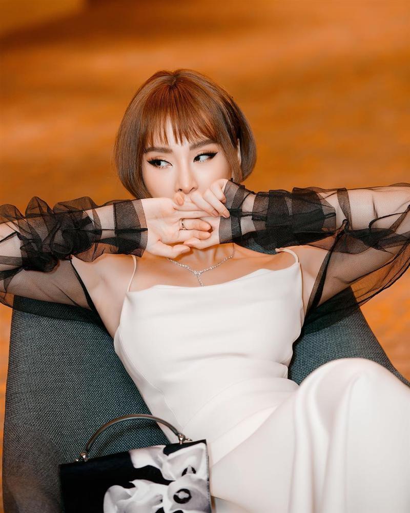 Thủy Tiên thư giãn ngắm phố cổ Hội An về đêm cùng ông xã Công Vinh-3