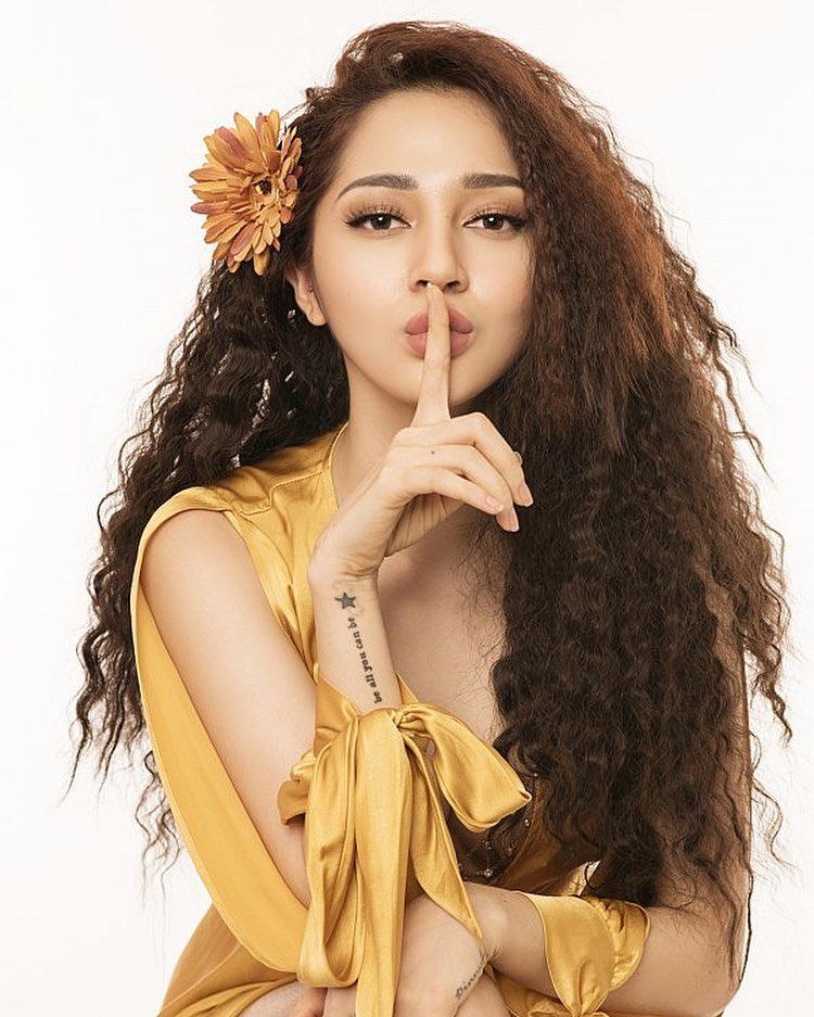 Thủy Tiên thư giãn ngắm phố cổ Hội An về đêm cùng ông xã Công Vinh-4