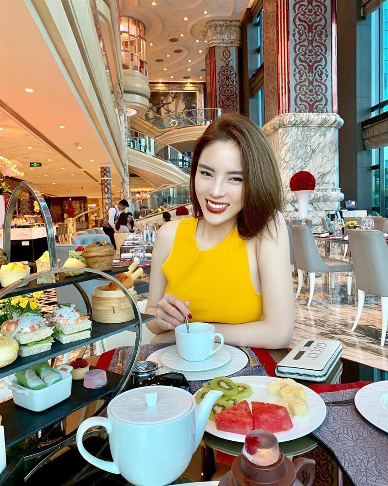 Thủy Tiên thư giãn ngắm phố cổ Hội An về đêm cùng ông xã Công Vinh-5