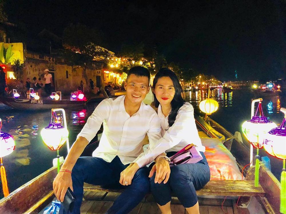 Thủy Tiên thư giãn ngắm phố cổ Hội An về đêm cùng ông xã Công Vinh-1