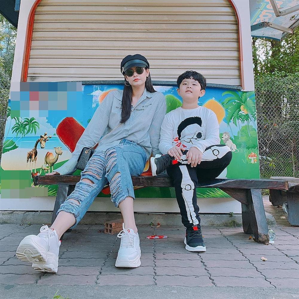 Thủy Tiên thư giãn ngắm phố cổ Hội An về đêm cùng ông xã Công Vinh-12