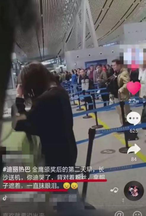 Địch Lệ Nhiệt Ba bật khóc giữa sân bay vì suy sụp sau những chỉ trích giải Thị hậu Kim Ưng ?-5