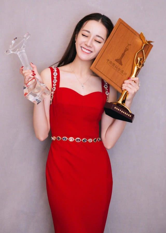 Địch Lệ Nhiệt Ba bật khóc giữa sân bay vì suy sụp sau những chỉ trích giải Thị hậu Kim Ưng ?-1