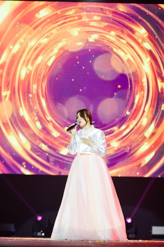 Hé lộ về chiếc áo dài lấp lánh tựa sao trời giúp chị đại Mỹ Tâm chiếm trọn tim khán giả Hàn Quốc-7