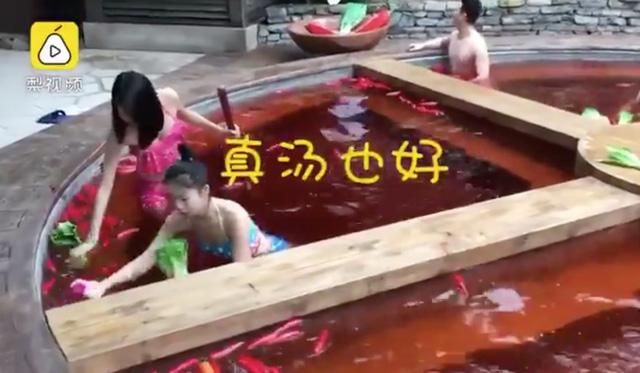 Hồ tắm nước nóng ở Trung Quốc như nồi lẩu cay khổng lồ-2
