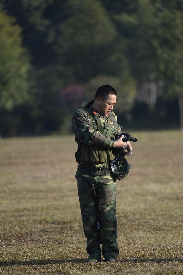 Đang giờ học trong quân ngũ, Tim lẩm bẩm hát Em gái mưa khiến người xem không nhịn nổi cười-1
