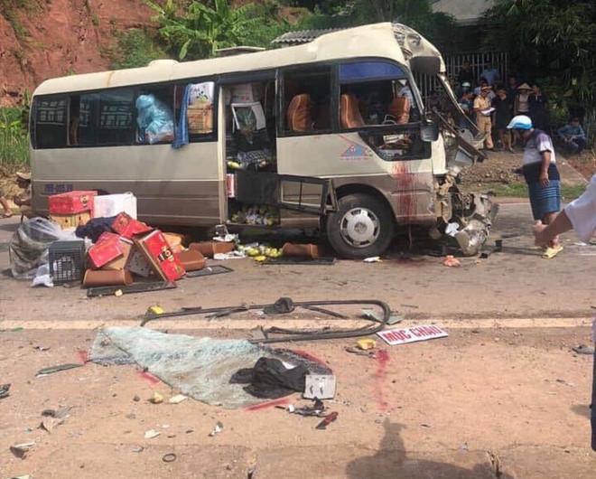Xe đầu kéo tông trực diện xe khách, 10 người bị thương-1