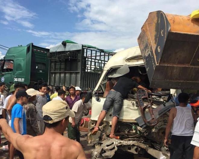Xe đầu kéo tông trực diện xe khách, 10 người bị thương-2