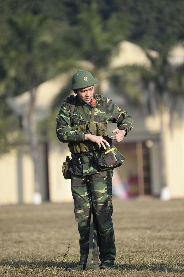 Đang giờ học trong quân ngũ, Tim lẩm bẩm hát Em gái mưa khiến người xem không nhịn nổi cười-3